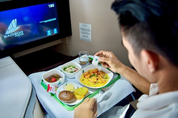 Thưởng thức suất ăn n&oacute;ng tr&ecirc;n tầng m&acirc;y c&ugrave;ng Bamboo Airways