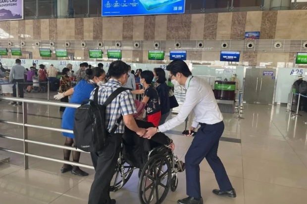 Tiếp vi&ecirc;n hỗ trợ người cao tuổi tại lối đi ưu ti&ecirc;n
