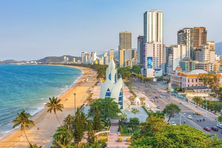 Th&aacute;p Trầm Hương l&agrave; biểu tượng độc đ&aacute;o của Nha Trang, nằm tr&ecirc;n quảng trường 2 Th&aacute;ng 4