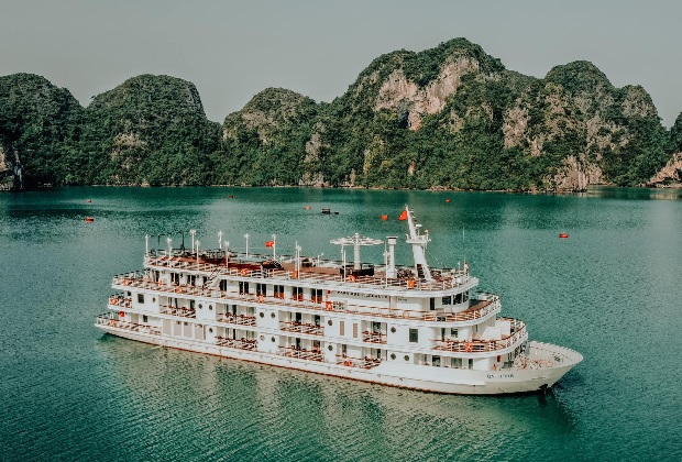 Kh&aacute;m ph&aacute; đảo titop bằng du thuyền