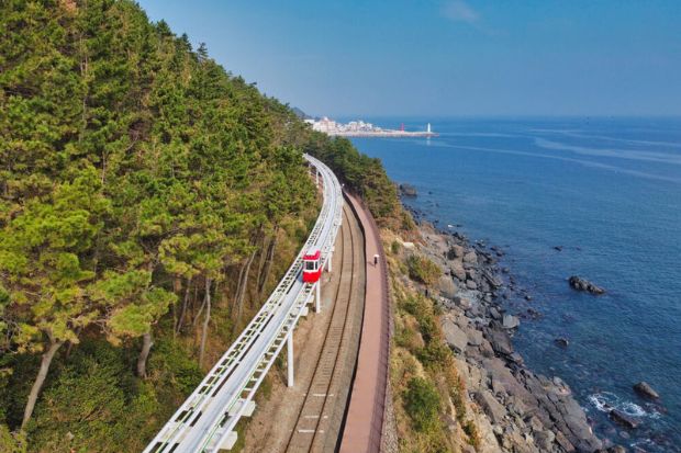 Du lịch Hàn Quốc tháng 12 - Ngồi tàu điện ven biển