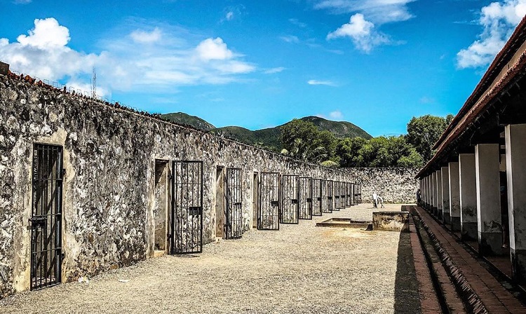 Nh&agrave; t&ugrave; C&ocirc;n Đảo