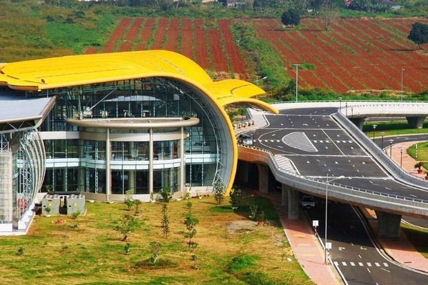 To&agrave;n cảnh kiến tr&uacute;c hoa d&atilde; quỳ độc đ&aacute;o b&ecirc;n ngo&agrave;i s&acirc;n bay Li&ecirc;n Khương - Đ&agrave; Lạt.