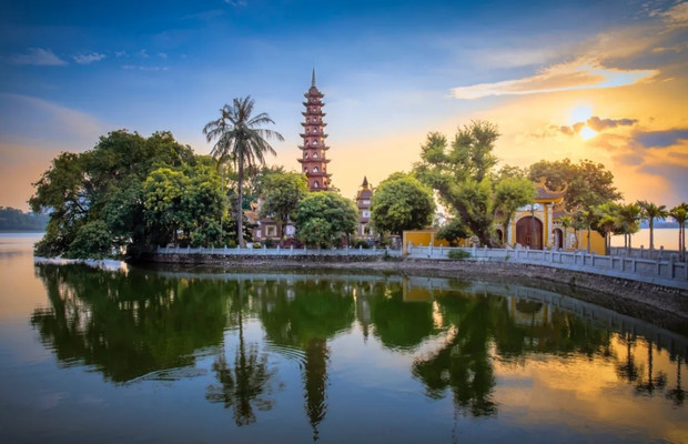 Cảnh quan H&agrave; Nội y&ecirc;n ả với hồ nước xanh m&aacute;t giữa nhịp sống đ&ocirc; thị