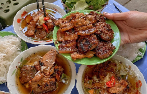B&uacute;n chả H&agrave; Nội m&oacute;n ăn truyền thống nổi tiếng với hương vị đậm đ&agrave; đặc trưng của Thủ đ&ocirc;