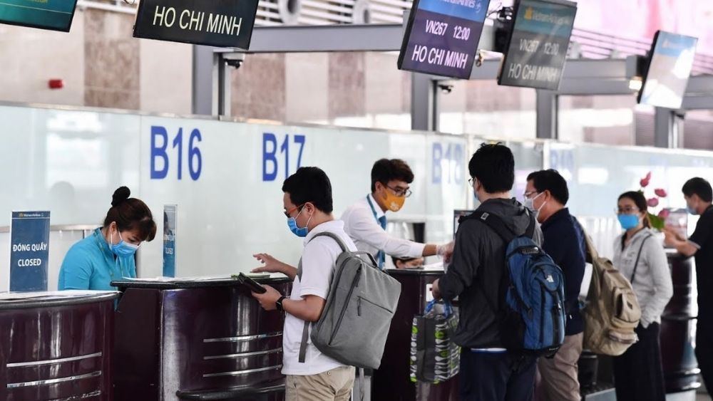 H&agrave;nh kh&aacute;ch check-in trực tiếp n&ecirc;n đến sớm hơn giờ bay - Nguồn: Internet