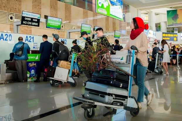 Kh&ocirc;ng kh&iacute; s&acirc;n bay nhộn nhịp tấp nập dịp cuối năm 