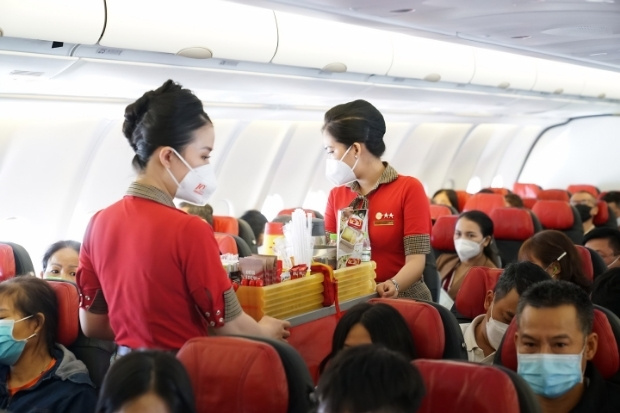 Thực đơn phong ph&uacute; được phục vụ ngay tr&ecirc;n m&aacute;y bay
