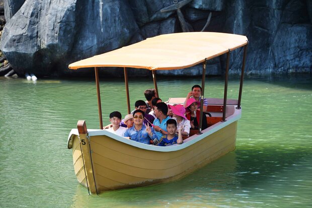 Du thuyền nhiệt đới tại công viên Rồng Quảng Ninh