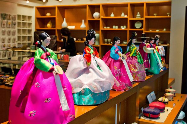 Đi du lịch Hàn Quốc cần bao nhiêu tiền - Chi phí mua quà lưu niệm