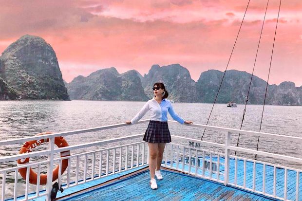 Đi Hạ Long mặc gì - Chân váy ngắn