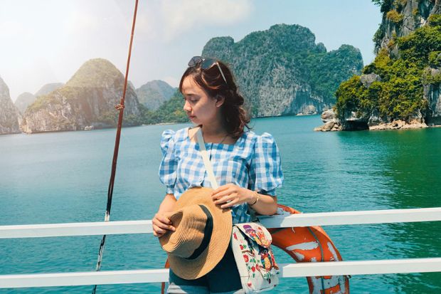 Đi Hạ Long mặc gì - Nón rộng vành