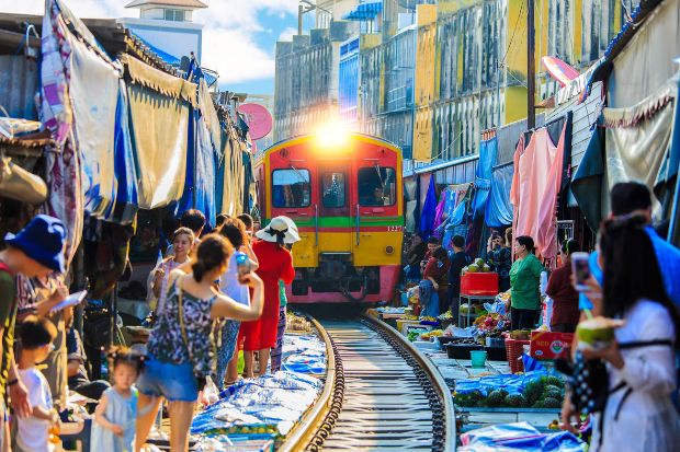 Địa điểm du lịch Bangkok - Maeklong Railway Market