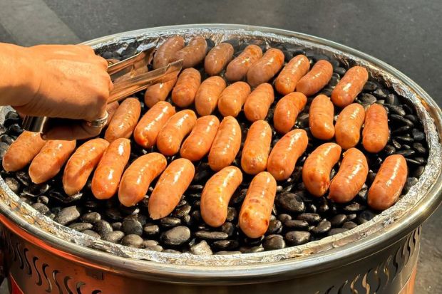 Du lịch Hà Khẩu Trung Quốc 2 ngày 1 đêm - Lạp xưởng nướng đá