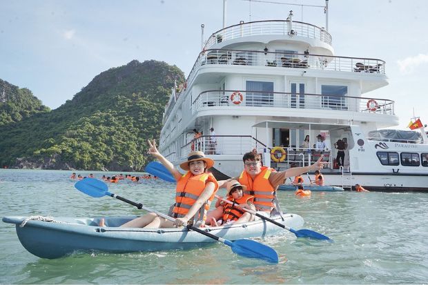 Du thuyền Hạ Long 2 ngày 1 đêm - Chèo kayak