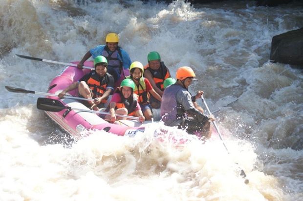 Làm gì mùa mưa khi du lịch Thái Lan - Chèo thuyền phao trên sông Khek