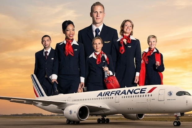Đội ngũ tiếp vi&ecirc;n chuy&ecirc;n nghiệp v&agrave; t&agrave;u bay hiện đại khi đặt v&eacute; m&aacute;y bay Air France