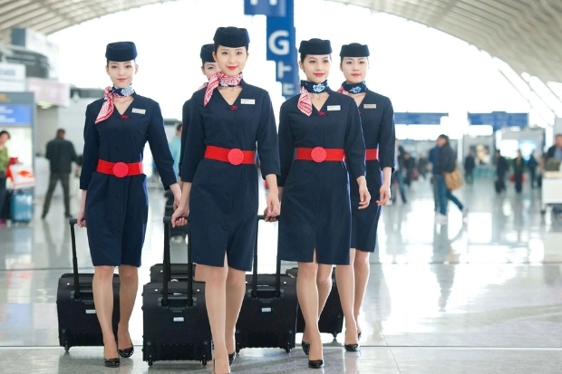 Đội ngũ tiếp vi&ecirc;n h&agrave;ng kh&ocirc;ng China Eastern tận t&acirc;m tr&ecirc;n mọi h&agrave;nh tr&igrave;nh khi đặt v&eacute; m&aacute;y bay China Eastern