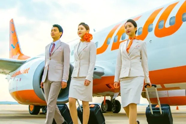 Đội ngũ tiếp vi&ecirc;n phục vụ h&agrave;nh kh&aacute;ch đặt v&eacute; m&aacute;y bay Jeju Air với phong c&aacute;ch chuy&ecirc;n nghiệp v&agrave; tận t&acirc;m.