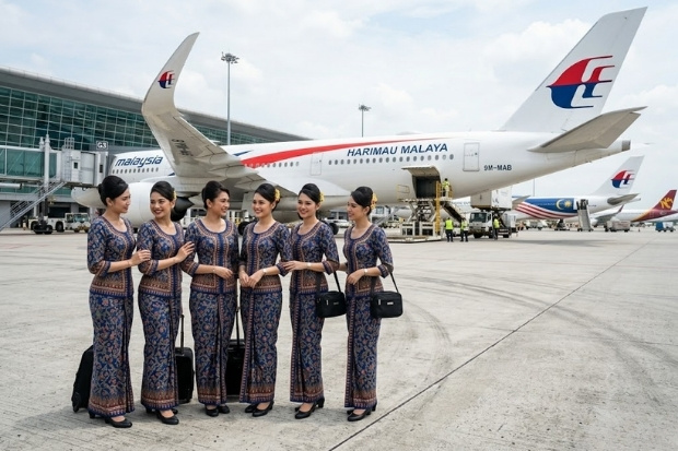 Trang phục mang đậm n&eacute;t truyền thống h&atilde;ng h&agrave;ng kh&ocirc;ng Malaysia Airlines