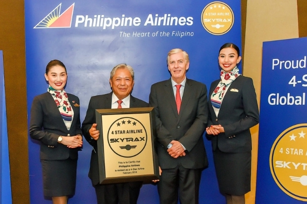 Philippine Airlines tự h&agrave;o nhận giải thưởng 4 sao Skytrax. Cam kết chất lượng dịch vụ đẳng cấp khi kh&aacute;ch h&agrave;ng mua v&eacute; m&aacute;y bay Philippine Airlines