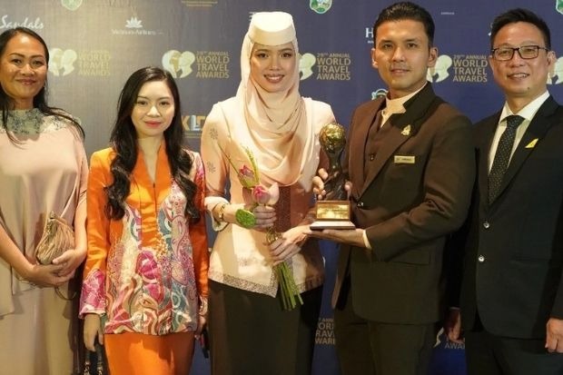 Phi h&agrave;nh đo&agrave;n Royal Brunei Airlines nhận giải thưởng World Travel Awards