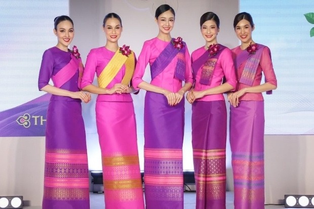 Trang phục truyền thống sang trọng của tiếp vi&ecirc;n&nbsp;Thai Airways