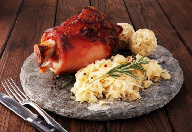 Gi&ograve; heo k&egrave;m bắp cải muối dưa