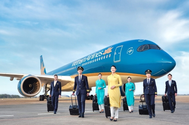 Trải nghiệm dịch vụ chuy&ecirc;n nghiệp c&ugrave;ng đội ngũ phi h&agrave;nh đo&agrave;n khi đặt v&eacute; m&aacute;y bay Vietnam Airlines
