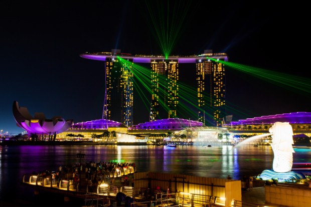 Công viên Merlion khoác lên mình vẻ đẹp huyền ảo khi màn đêm buông xuống, với ánh đèn rực rỡ và màn trình diễn ánh sáng độc đáo Công viên Merlion về đêm