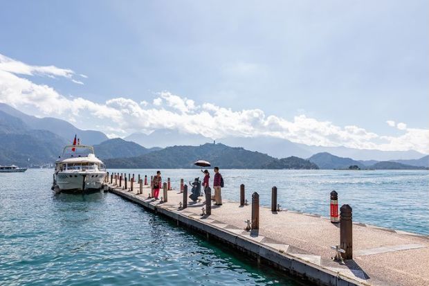 Hồ Nhật Nguyệt Đ&agrave;i Loan - Ngồi thuyền