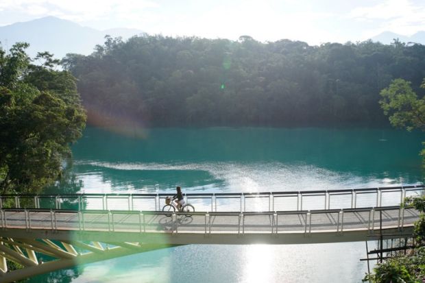 Hồ Nhật Nguyệt Đ&agrave;i Loan - Đạp xe ngắm cảnh