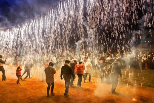 Lễ hội ở Đài Loan nổi tiếng nhất - Lễ hội bắn pháo hoa Yanshui Beehive