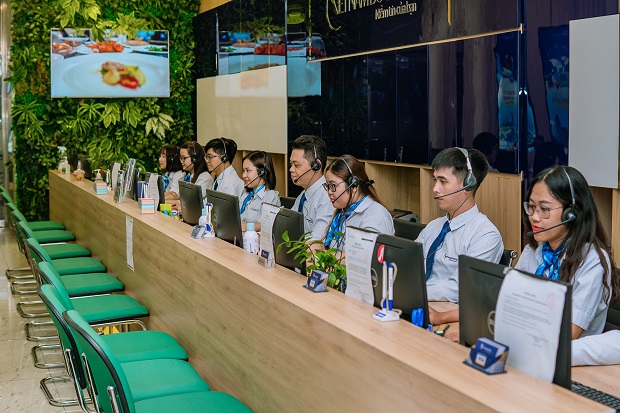 Hành khách sẽ được giải đáp các thắc mắc khi đặt vé máy bay từ đội ngũ tổng đài viên chuyên nghiệp tại Vietnam Booking