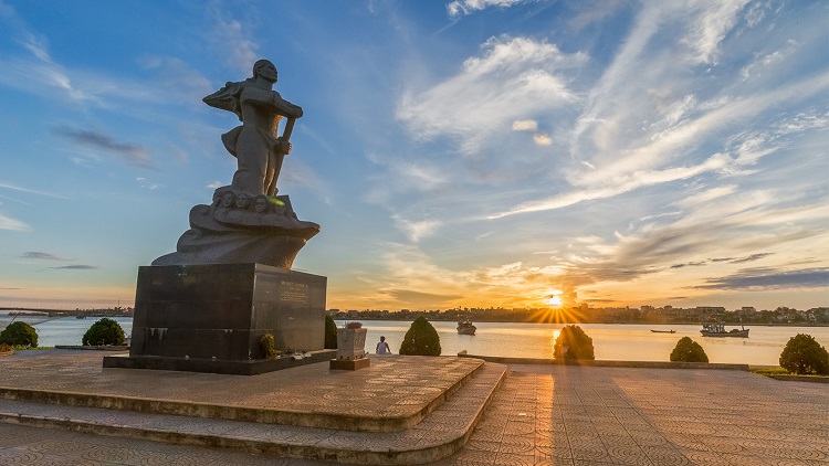 Tượng mẹ Suốt Đồng Hới