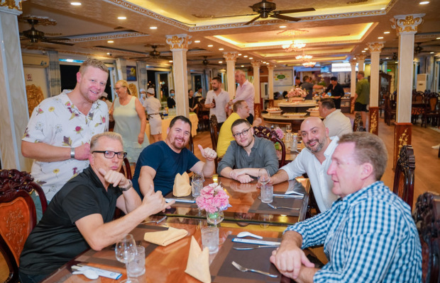Ăn tối trên du thuyền sông Sài Gòn – Tiệc Buffet tối trên tàu Indochina Queen 5 sao