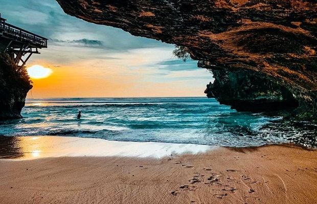 bãi biển đẹp ở bali - Bãi biển Suluban 