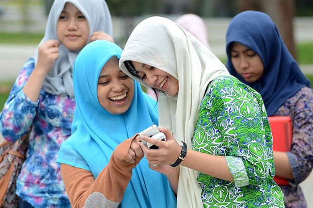 Điều cấm kỵ khi đến Indonesia - Không thể hiện tình cảm nơi đông người