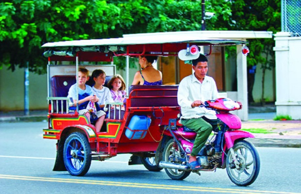 du lịch campuchia mùa thu - Ngồi xe tuk tuk dạo phố phường