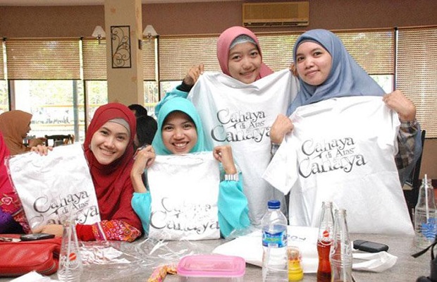 du lịch indonesia mua gì làm quà - Áo thun Dagadu