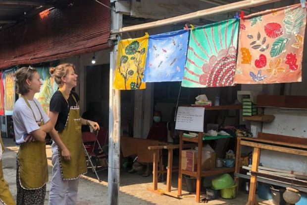 Kinh nghiệm mua sắm du lịch Indonesia - Tranh Batik