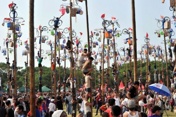 Lễ hội truyền thống Indonesia - Lễ hội leo cột bôi mỡ