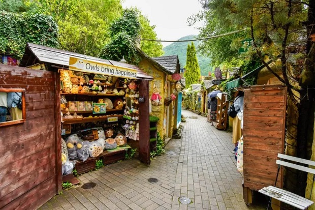 Quà lưu niệm tại ngôi làng cổ tích Yufuin