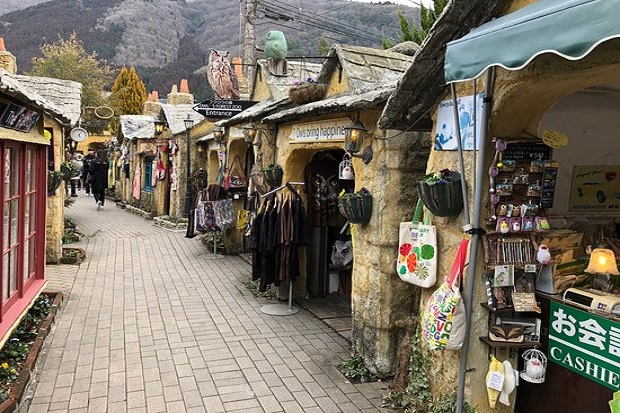 Ngôi làng cổ Yufuin có nhiều cửa hàng