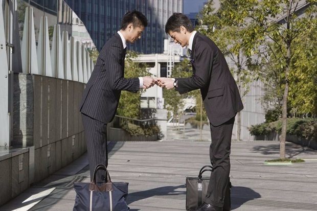 Nguyên tắc ứng xử khi đến Nhật - Nhận đồ bằng 2 tay