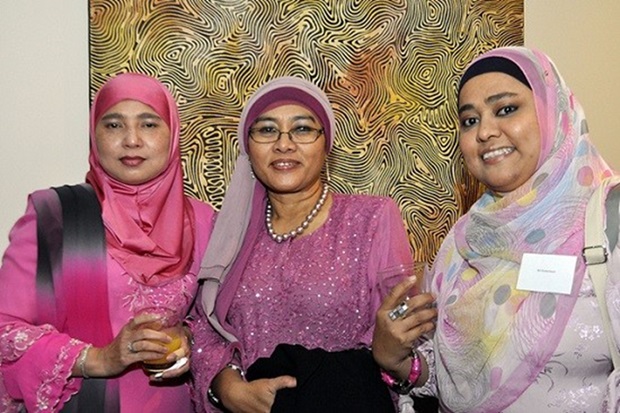 Điều cấm kỵ du lịch Malaysia - Tiếp xúc gần với phụ nữ Malaysia