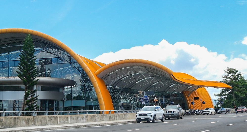 Cảng h&agrave;ng kh&ocirc;ng Li&ecirc;n Khương Đ&agrave; Lạt với kiến tr&uacute;c hoa d&atilde; quỳ