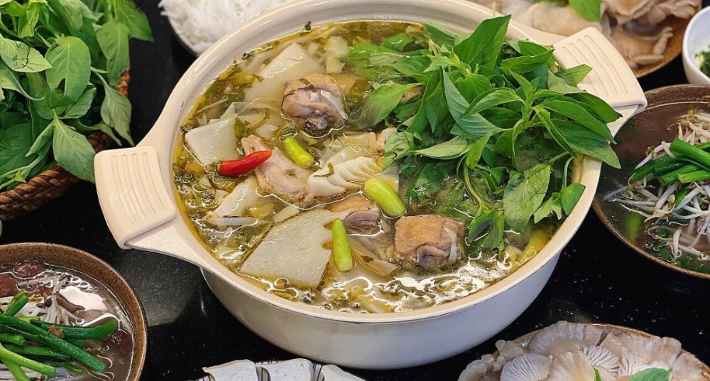 Lẩu g&agrave; l&aacute; &eacute; Đ&agrave; Lạt n&oacute;ng hổi