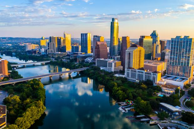 Toàn cảnh Austin với những tòa nhà cao tầng phản chiếu trên mặt hồ Lady Bird Toàn cảnh Austin với những tòa nhà cao tầng phản chiếu trên mặt hồ Lady Bird