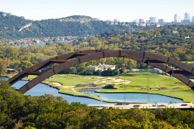 Cầu Pennybacker bắc qua hồ Austin, một trong những biểu tượng nổi bật của thành phố Cầu Pennybacker bắc qua hồ Austin, một trong những biểu tượng nổi bật của thành phố